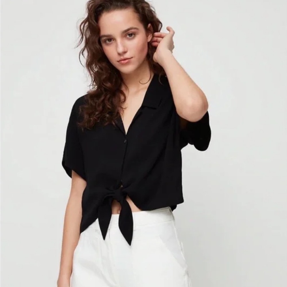Wilfred Free Aritzia Black Tie Front Short Sleeve Button Up Shirt HEP7-2638-27